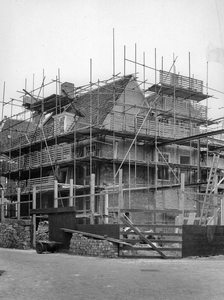 841645 Gezicht op de panden Pieterskerkhof 16-17 te Utrecht, tijdens de verbouwing / restauratie van de panden tot ...